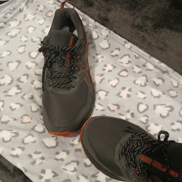 ASICS men size 11 - Picture 5 of 7